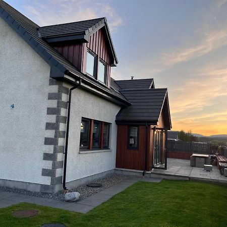 Alcantara- Modern Home With Hot Tub- Sleeps 10 Cromdale Экстерьер фото