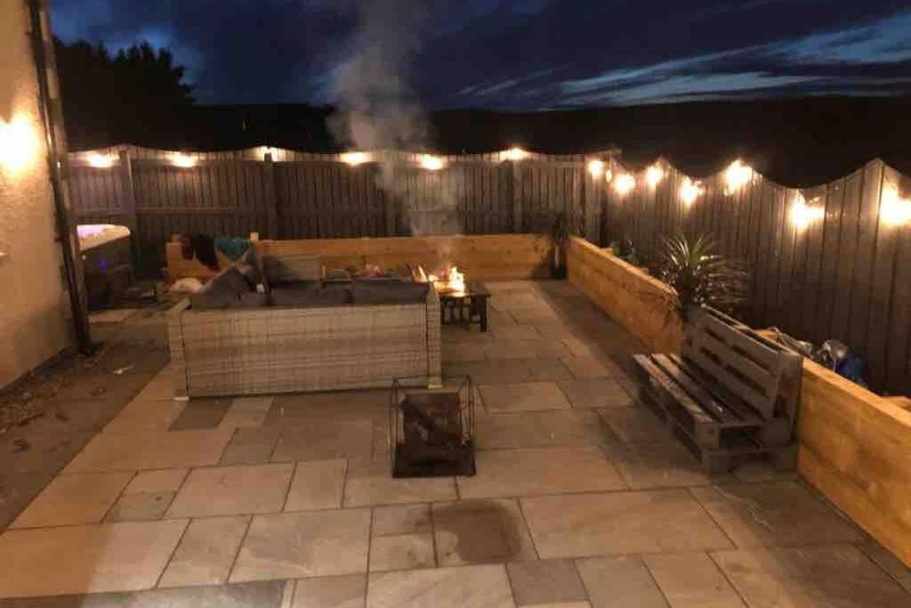 Alcantara- Modern Home With Hot Tub- Sleeps 10 Cromdale Экстерьер фото