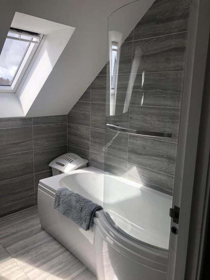 Alcantara- Modern Home With Hot Tub- Sleeps 10 Cromdale Экстерьер фото